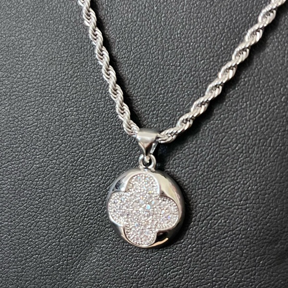 Silver plated 18in stainless steel rope necklace clover etched round pendant - Picture 1 of 4